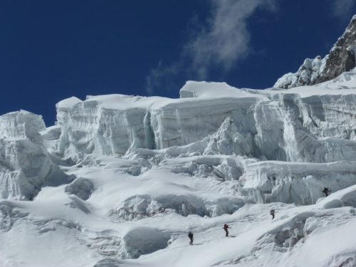los maquinicas austríacos cruzando el glaciar. foto: Javier García