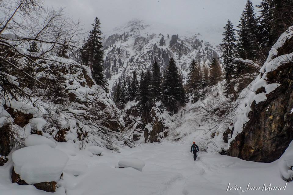 aproximación corta a Taschachschlucht, pero bien bonita por el interior de una garganta llena de nieve. foto: Iván Jara.