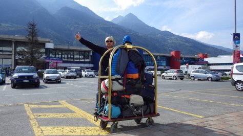 con todo el equipaje en Aosta esperando taxi para Torino. foto: Eva Abascal