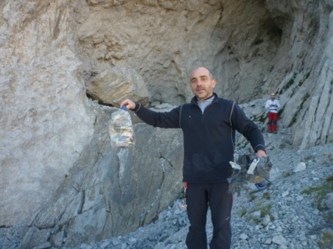 basuras retiradas por Luis de un vivac en la cueva. foto: Eugenio Hernández